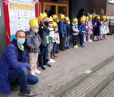 Hier steht die Klasse 1b zum ersten Mal beisammen. Sieht sie nicht nett aus?  (Bild vergr&ouml;&szlig;ern)