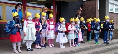 Tataa, hier steht die Klasse 1c ! Ein wundersch&ouml;ner Start ins Schulleben.  (Bild vergr&ouml;&szlig;ern)