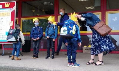 Bevor die neuen Erstkl&auml;ssler zu ihrer ersten Unterrichtsstunde in ihre Klassen gingen, wurden sie nat&uuml;rlich mit einer &ldquo;K&ouml;nigshof-Krone&rdquo; zum Schulkind der Grundschule K&ouml;nigshof gekr&ouml;nt. Jedes Kind wurde aufgerufen und danach freundlich von ihrer Lehrerin begr&uuml;&szlig;t..  (Bild vergr&ouml;&szlig;ern)