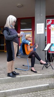 Frau Hollstein und Frau Darimond f&uuml;hrten durch das musikalische Programm der Zweitkl&auml;ssler.  (Bild vergr&ouml;&szlig;ern)