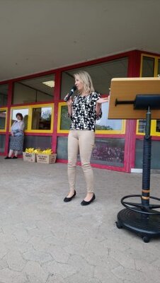 Unsere Schulleiterin Frau Kistner begr&uuml;&szlig;te alle Anwesenden und f&uuml;hrte durch das Programm.  (Bild vergr&ouml;&szlig;ern)
