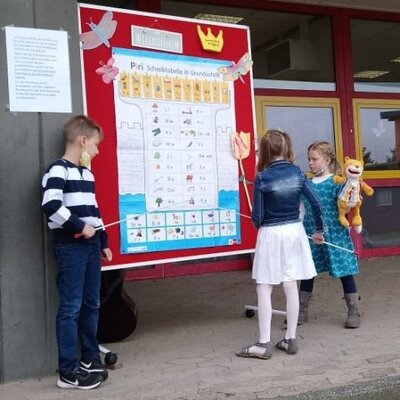 Traditionsgem&auml;&szlig; bereiteten die ehemaligen ersten Klassen eine kleine Vorf&uuml;hrung vor, welche sie bei der Einschulung stolz pr&auml;sentierten. Beim Piri-Rap sangen alle Kinder mit und die Buchstaben wurden dabei auch gleicht etwas gelernt.  (Bild vergr&ouml;&szlig;ern)