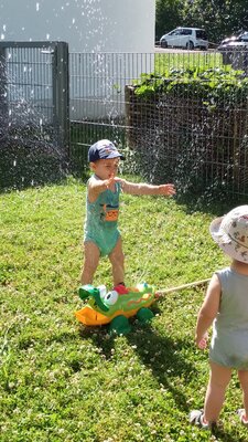 Foto des Albums: Wir planschen im Garten