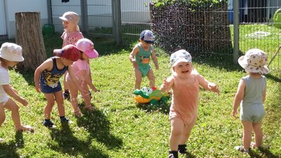 Foto des Albums: Wir planschen im Garten