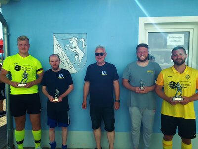 Siegerehrung v. links: Axel Zi&szlig;ler (SpVgg Wei&szlig;enstadt), Benedikt Grimm (FC Vorw&auml;rts II), Bernd N&uuml;rnberger (1. Vorsitzender), Julian Wendler (SG Marktleuthen/H&ouml;chst&auml;dt II), Ertunc Denizeri (VFC Kirchenlamitz) 