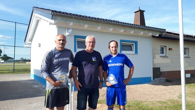 Im Rahmen der Partie wurden&nbsp;Yunis Deniz (links) f&uuml;r 700 Spiele im Vorw&auml;rts-Trikot und Florian Sp&ouml;rl (rechts) f&uuml;r 500 Partien in Blau und Wei&szlig; vom 1. Vorsitzenden Bernd N&uuml;rnberger (Mitte) geehrt. 