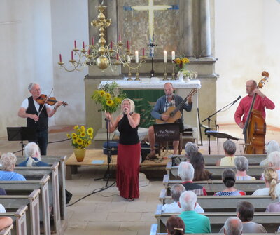 Fotoalbum The STRING COMPANY aus Erfurt gibt zum wiederholtem Male ein Konzert in der vollen Reinharzer Kirche zum Sonntagnachmittag