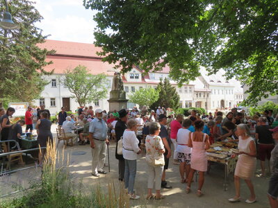 Fotoalbum Zum Margarethenfest findet auf dem Bad Schmiedeberger Kirchplatz das traditionelle Platanencafe der Kirchengemeinde statt.