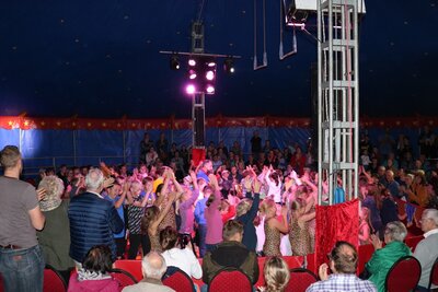 Foto des Albums: Zirkus-Galavorstellung