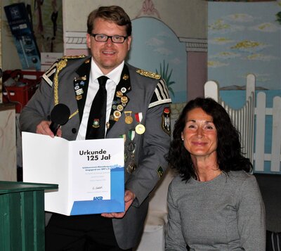 Die Vizepr&auml;sidentin des Hamburger Sportbundes Frau Sylvia Pille-Steppat &uuml;bberreicht eine Urkunde.  (Bild vergr&ouml;&szlig;ern)
