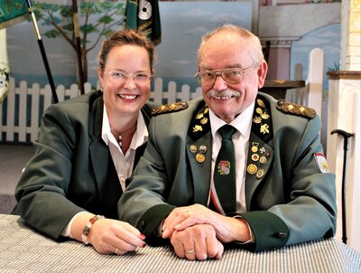 Die Kreispr&auml;sidentin des Sch&uuml;tzenverbandes Harburg Stadt Martina Wiechers mit ihrem Vater Peter Wiechers.  (Bild vergr&ouml;&szlig;ern)