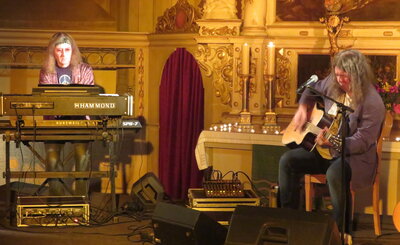 Fotoalbum Ein großartiger Konzertabend mit TINO STANDHAFT & Doc.HENRY ZSCHELLETZSCHKY in der vollen Bad Schmiedeberger Stadtkirche