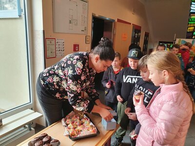 Foto des Albums: Muffinverkauf zugunsten der Freundschaftsbänke im Pausehof