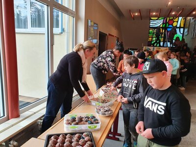 Foto des Albums: Muffinverkauf zugunsten der Freundschaftsbänke im Pausehof