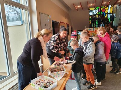 Foto des Albums: Muffinverkauf zugunsten der Freundschaftsbänke im Pausehof