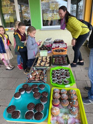 Foto des Albums: Muffinverkauf zugunsten der Freundschaftsbänke im Pausehof