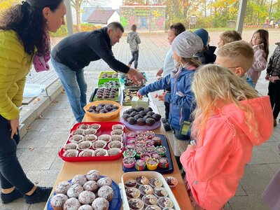 Foto des Albums: Muffinverkauf zugunsten der Freundschaftsbänke im Pausehof