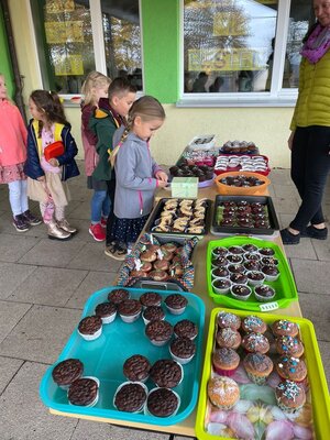 Foto des Albums: Muffinverkauf zugunsten der Freundschaftsbänke im Pausehof