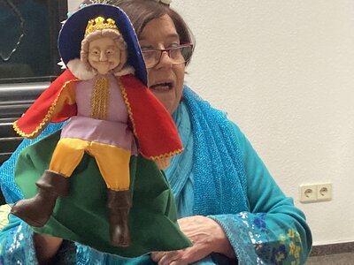 Annegret Bischoff mit einer ihrer bezaubernden Puppen  (Bild vergr&ouml;&szlig;ern)