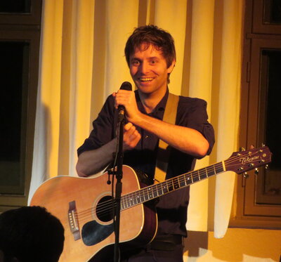 Fotoalbum Ein herzerfrischender Abend und eine Neuentdeckung für Bad Schmiedeberg - Der Berliner Singer-Songwriter, Dichter und Musik-Kabarettist LENNARD SCHILGEN