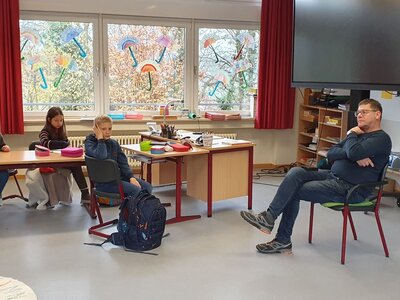 Foto des Albums: Bürgermeister Herr Brückmüller zu Besuch bei den vierten Klassen