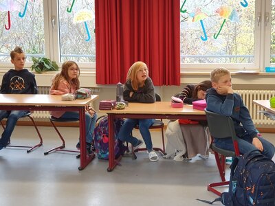 Foto des Albums: Bürgermeister Herr Brückmüller zu Besuch bei den vierten Klassen