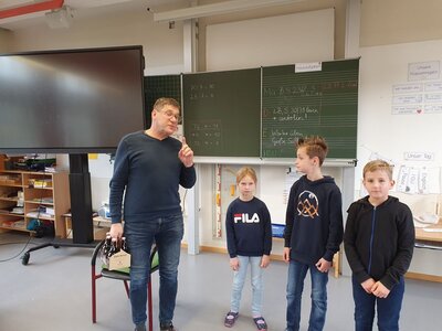 Foto des Albums: Bürgermeister Herr Brückmüller zu Besuch bei den vierten Klassen