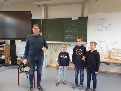 Foto des Albums: Bürgermeister Herr Brückmüller zu Besuch bei den vierten Klassen