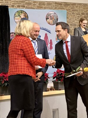 Christian Rothe, Vorstandsmitglied der Saalesparkasse, gratuliert unserer Vorsitzenden.  (Bild vergr&ouml;&szlig;ern)