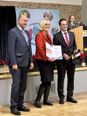 Gemeinsames Bild mit der Geehrten.  (Bild vergr&ouml;&szlig;ern)