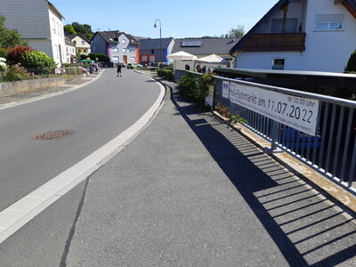 Markttreiben in den H&ouml;fen der Miehlener Stra&szlig;e  (Bild vergr&ouml;&szlig;ern)