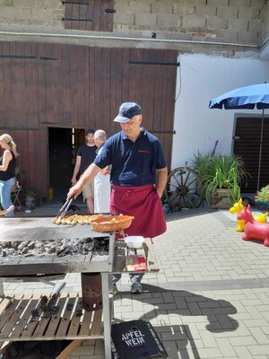 In der Wurstbraterei  (Bild vergr&ouml;&szlig;ern)