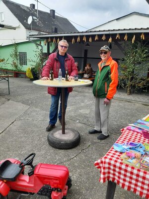 Im Mineralienhof Zeit zum Plauschen  (Bild vergr&ouml;&szlig;ern)
