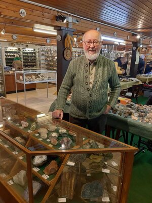 Armin Wilhelm f&uuml;hrte fachkundig durch die Mineraliensammlung  (Bild vergr&ouml;&szlig;ern)