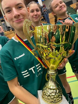 Mia Novy mit dem Siegerpokal. Quelle: HVS 