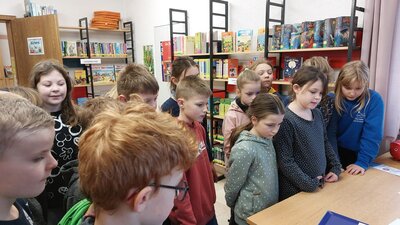 Foto des Albums: Die Klassen 3a und 3b besuchen die Gemeindebücherei Hollstadt