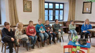Foto des Albums: Die Klassen 3a und 3b besuchen die Gemeindebücherei Hollstadt