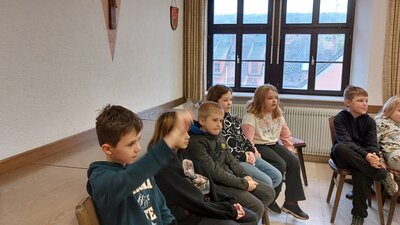 Foto des Albums: Die Klassen 3a und 3b besuchen die Gemeindebücherei Hollstadt