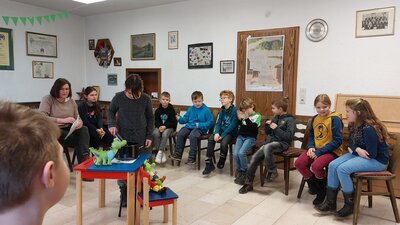 Foto des Albums: Die Klassen 3a und 3b besuchen die Gemeindebücherei Hollstadt