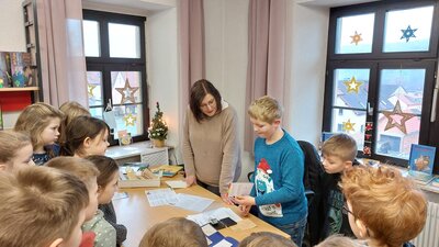 Foto des Albums: Die Klassen 3a und 3b besuchen die Gemeindebücherei Hollstadt