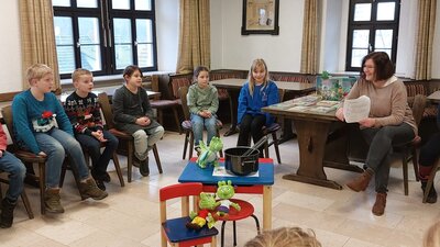 Foto des Albums: Die Klassen 3a und 3b besuchen die Gemeindebücherei Hollstadt