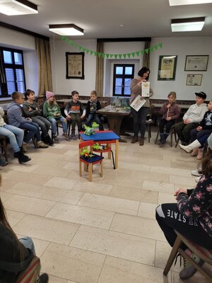 Foto des Albums: Die Klassen 3a und 3b besuchen die Gemeindebücherei Hollstadt