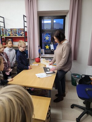 Foto des Albums: Die Klassen 3a und 3b besuchen die Gemeindebücherei Hollstadt