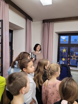 Foto des Albums: Die Klassen 3a und 3b besuchen die Gemeindebücherei Hollstadt