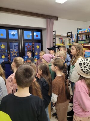 Foto des Albums: Die Klassen 3a und 3b besuchen die Gemeindebücherei Hollstadt