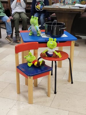 Foto des Albums: Die Klassen 3a und 3b besuchen die Gemeindebücherei Hollstadt
