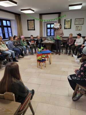 Foto des Albums: Die Klassen 3a und 3b besuchen die Gemeindebücherei Hollstadt