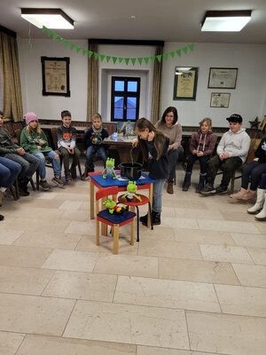 Foto des Albums: Die Klassen 3a und 3b besuchen die Gemeindebücherei Hollstadt