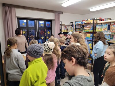 Foto des Albums: Die Klassen 3a und 3b besuchen die Gemeindebücherei Hollstadt