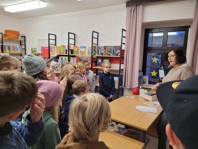 Foto des Albums: Die Klassen 3a und 3b besuchen die Gemeindebücherei Hollstadt